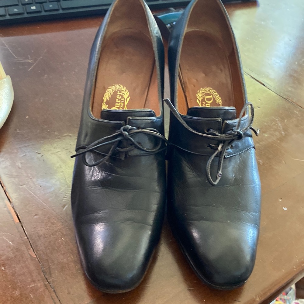 1945 Durer Paris shoes size 7.  Size not marked but fits me. Im a size 7 M